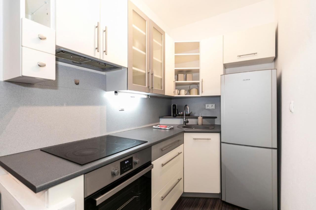 Alure Residences 3 & 24H Self Check-In, Parking In The Garage In The Apartment Building Included, New Building, Terrace, Green Location With A Forest Park With A Lake, Children'S Playground Besztercebánya Kültér fotó