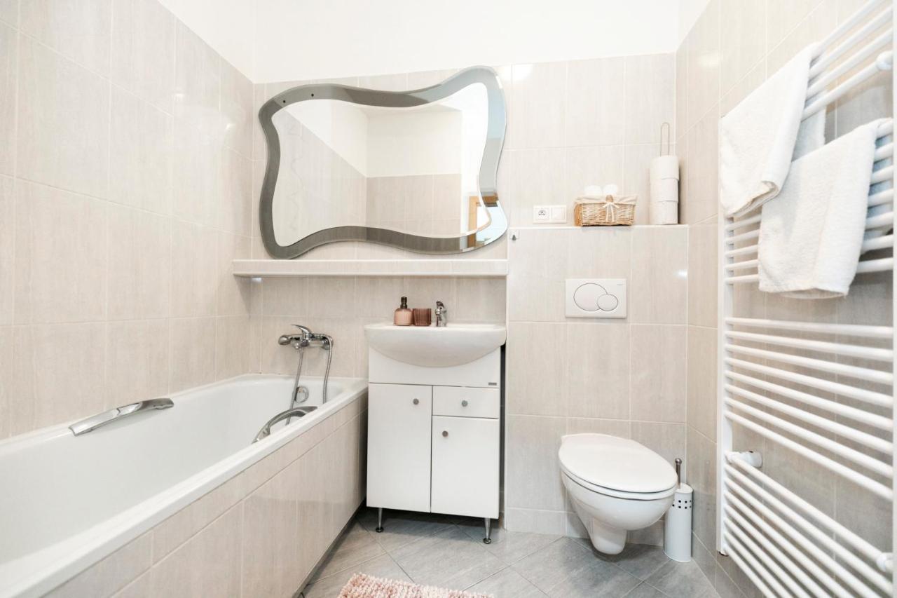 Alure Residences 3 & 24H Self Check-In, Parking In The Garage In The Apartment Building Included, New Building, Terrace, Green Location With A Forest Park With A Lake, Children'S Playground Besztercebánya Kültér fotó