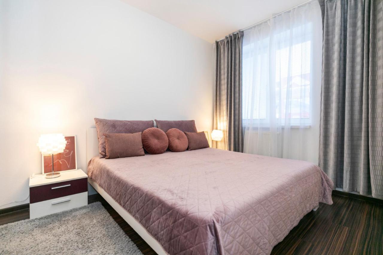 Alure Residences 3 & 24H Self Check-In, Parking In The Garage In The Apartment Building Included, New Building, Terrace, Green Location With A Forest Park With A Lake, Children'S Playground Besztercebánya Kültér fotó