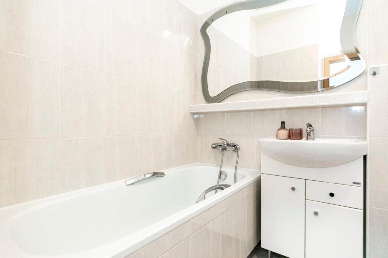 Alure Residences 3 & 24H Self Check-In, Parking In The Garage In The Apartment Building Included, New Building, Terrace, Green Location With A Forest Park With A Lake, Children'S Playground Besztercebánya Kültér fotó