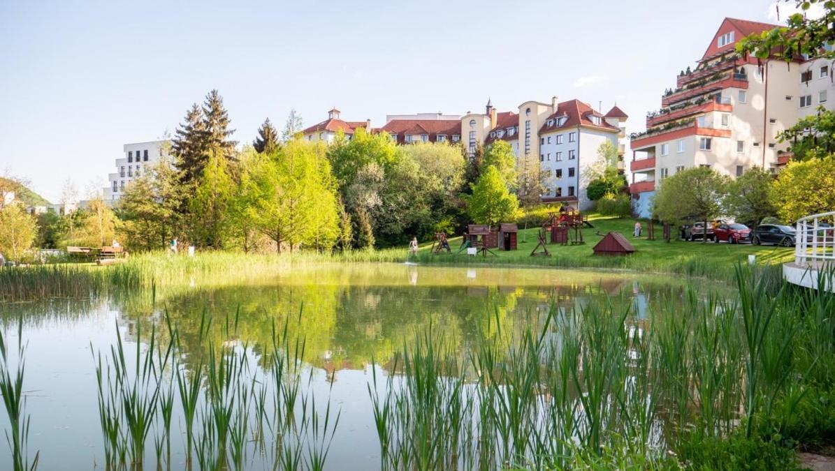 Alure Residences 3 & 24H Self Check-In, Parking In The Garage In The Apartment Building Included, New Building, Terrace, Green Location With A Forest Park With A Lake, Children'S Playground Besztercebánya Kültér fotó